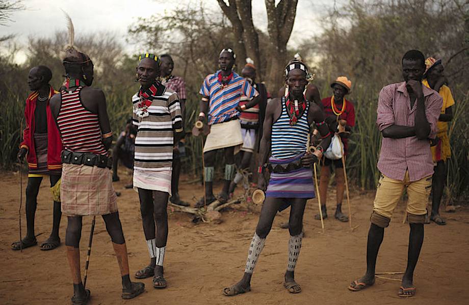 22 драматических снимка о племенах, которые мы убиваем своими путешествиями