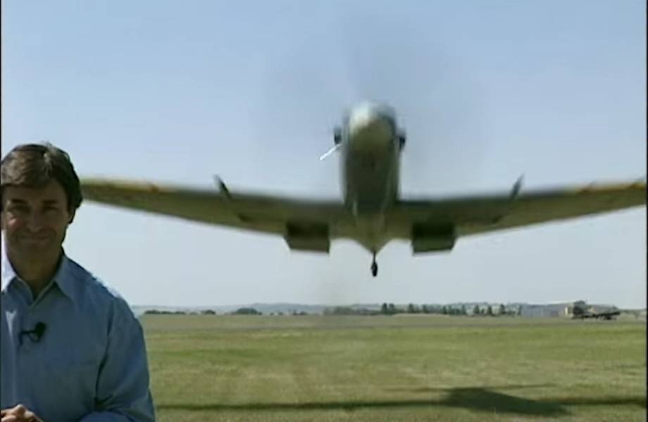 Легендарный пилот совершил экстремальный бреющий полет над головой журналиста