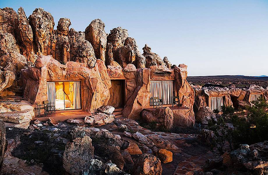 «Первобытный» отель в Африке. Как вам предложение прожить отпуск в настоящей пещере?