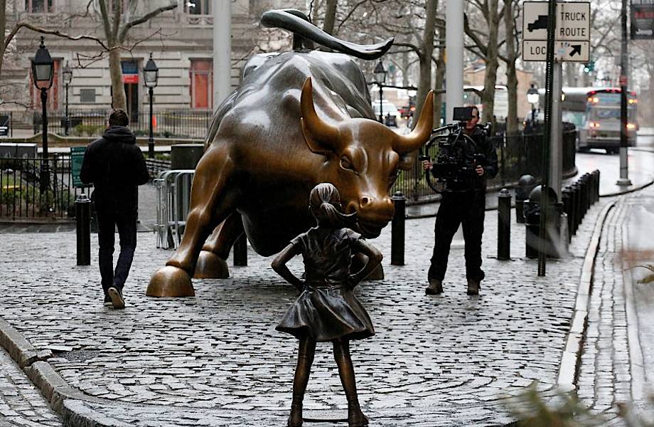Перед знаменитым быком на Уолл-стрит установили очень неожиданную статую