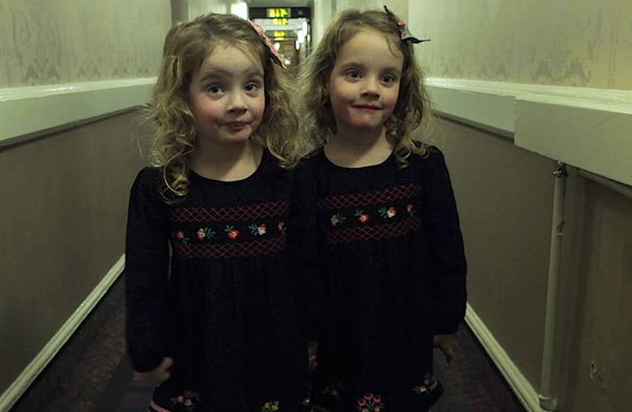 В лондонском отеле отец до смерти пугает постояльцев своими дочками-близняшками 