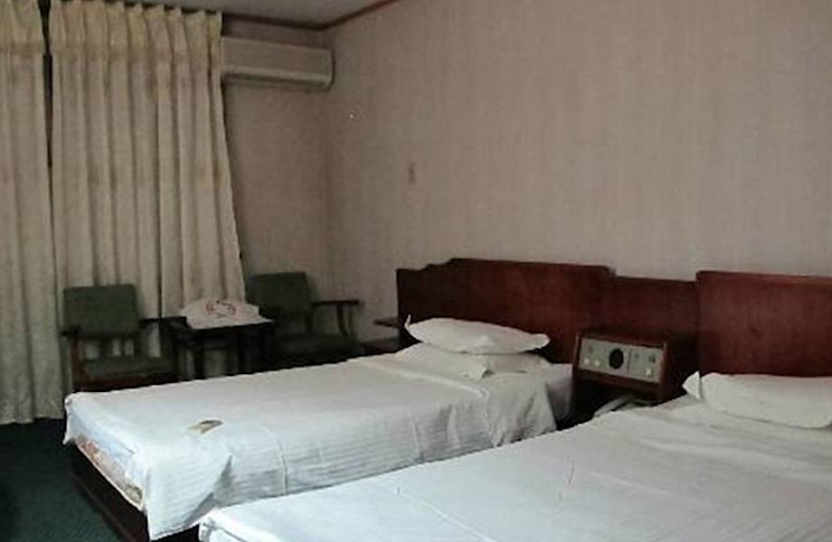 12 фото из шестизвездочного отеля Северной Кореи, который озадачивает туристов