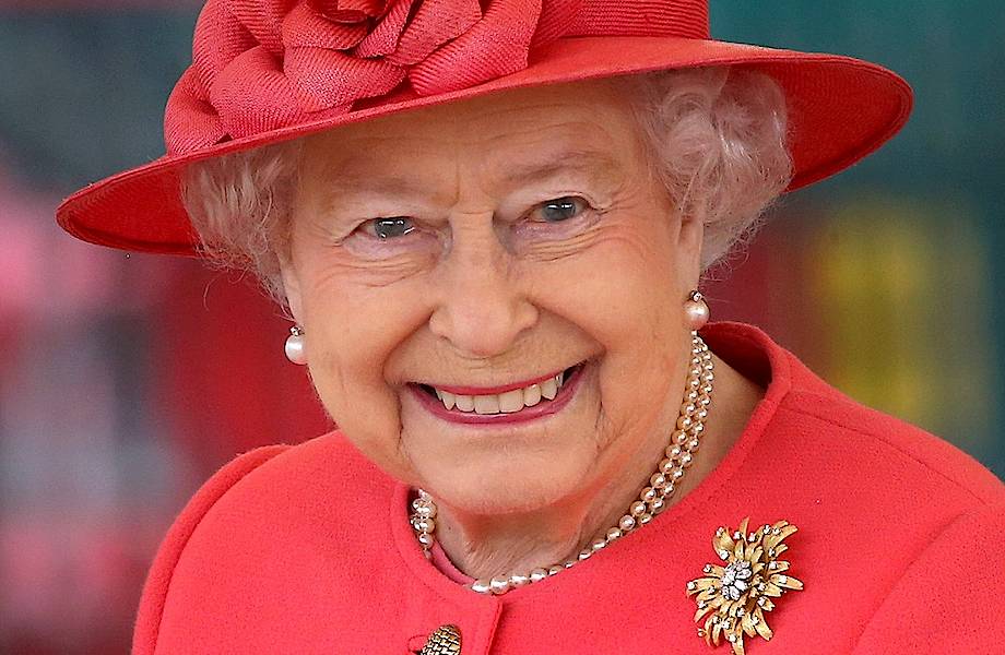 Прихоти монархов: британской королеве нужна женщина, которая будет разнашивать обувь