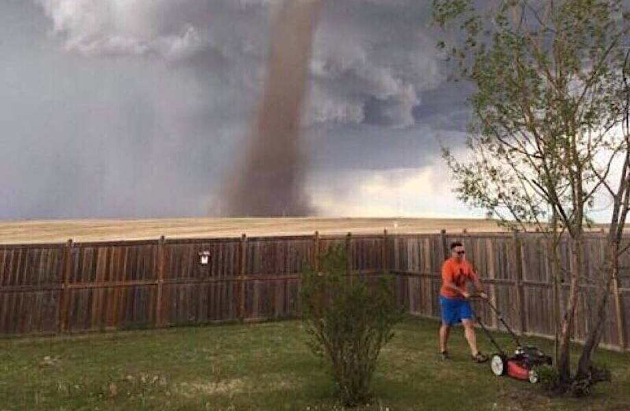 Невозмутимый канадец продолжал стричь газон на фоне разбушевавшегося торнадо