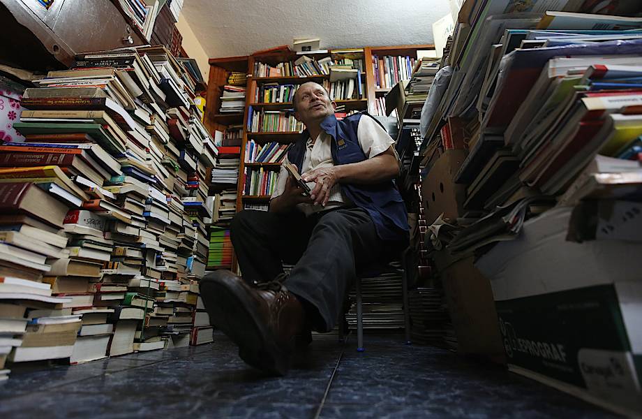 Колумбийский мусорщик 20 лет собирал выброшенные книги и открыл публичную библиотеку