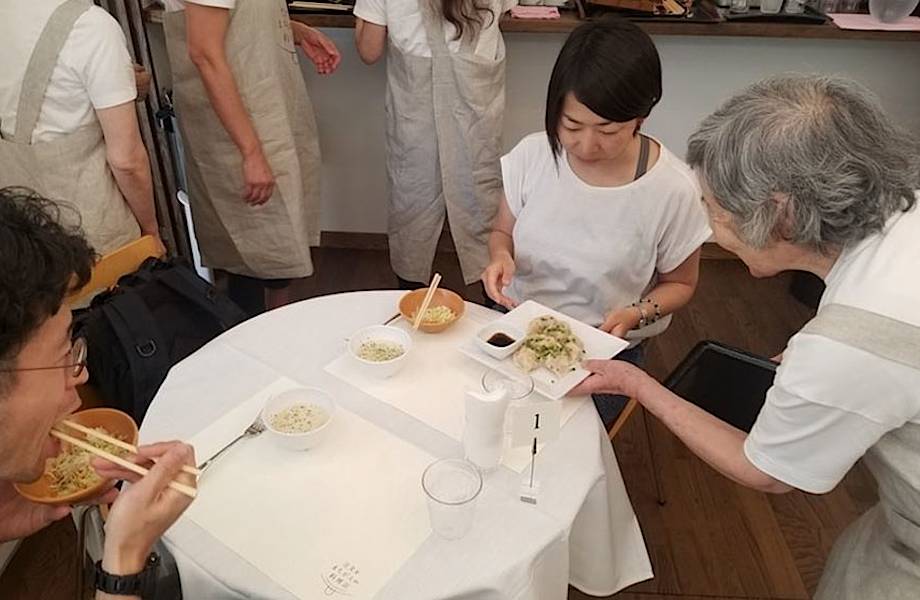 В Токио открылся «ресторан ошибочных заказов», где работают официанты с деменцией 