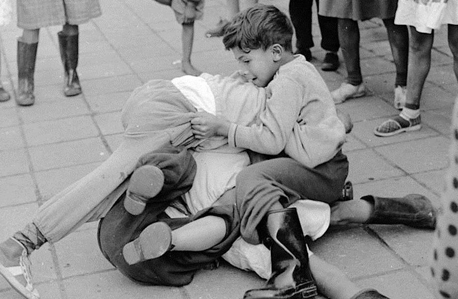 20 старых уличных снимков о жизни детей в Великобритании середины прошлого века 
