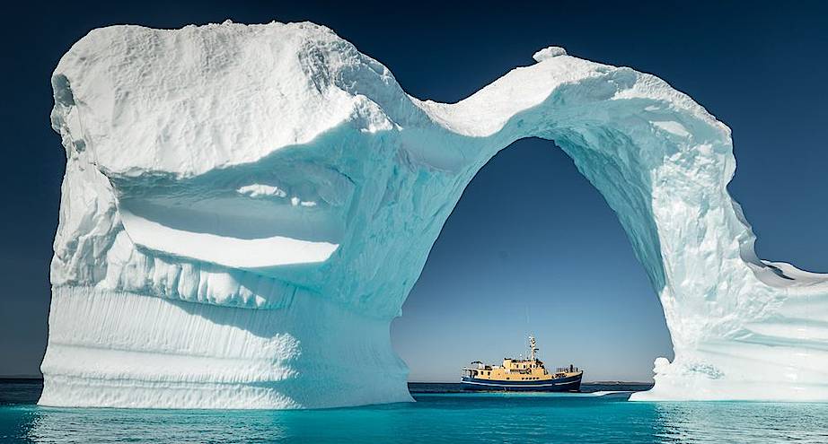 Фото дня: арка гренландского ледника перед разрушением