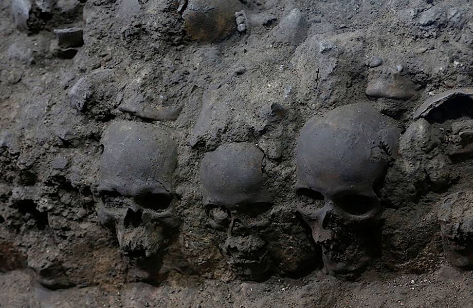 В центре Мехико нашли ацтекскую башню из черепов