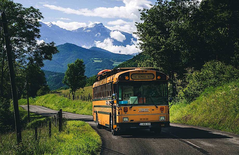 Семья сделала из школьного автобуса настоящий хостел и путешествует по Европе