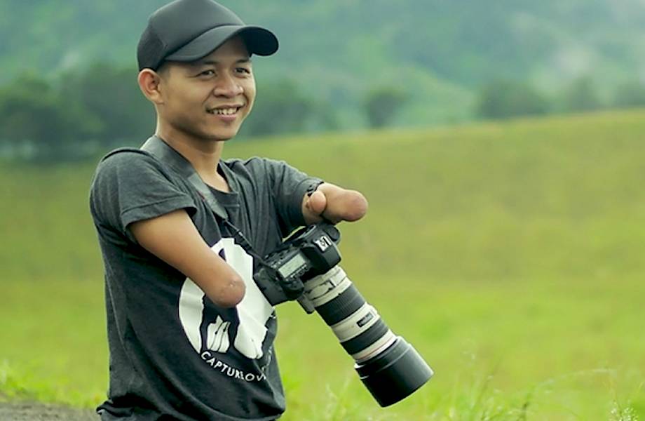 Индонезийский фотограф без рук и ног прославился потрясающими фотографиями