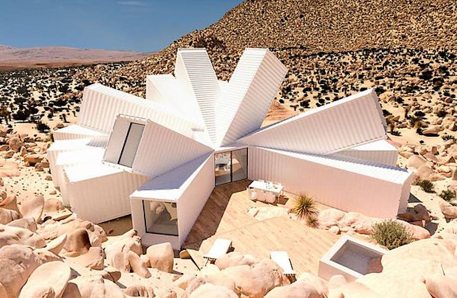 Архитектор создал проект невероятного дома из транспортных контейнеров 