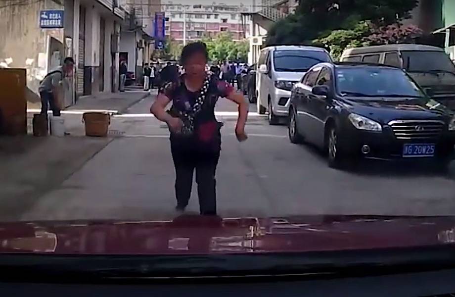 Женщина в Китае пыталась устроить автоподставку, но лишь рассмешила прохожих