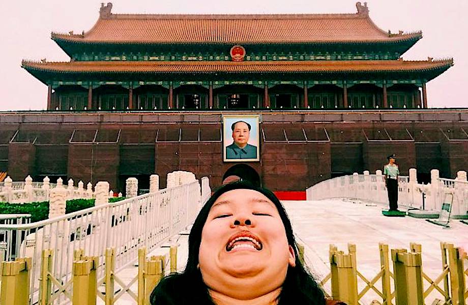 Девушка борется с идеальными фото в Instagram с помощью смешных кадров из поездок