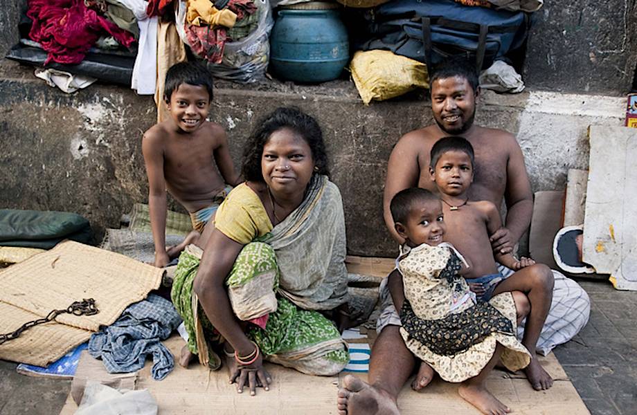 28 кадров о том, что страшная нищета в Калькутте — обычное дело