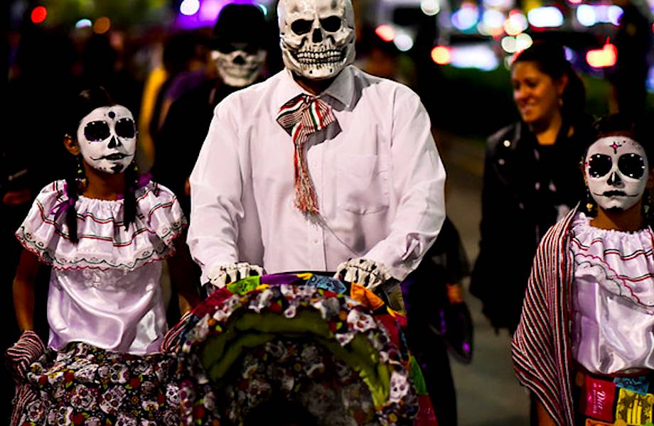 Самые яркие фотографии с праздника мертвых в Мексике