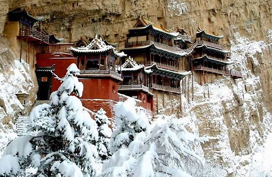 Висячий монастырь в Китае, созданный 1 500 лет назад прямо на отвесной скале 