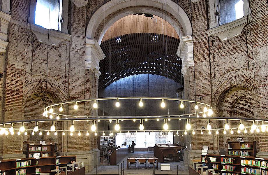 В Мадриде отреставрировали храм 18 века и превратили его в общедоступную библиотеку