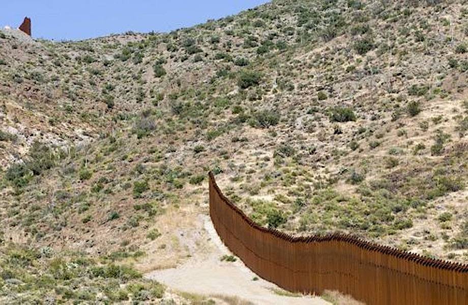В США компания купила землю на границе с Мексикой и не дает Трампу построить стену