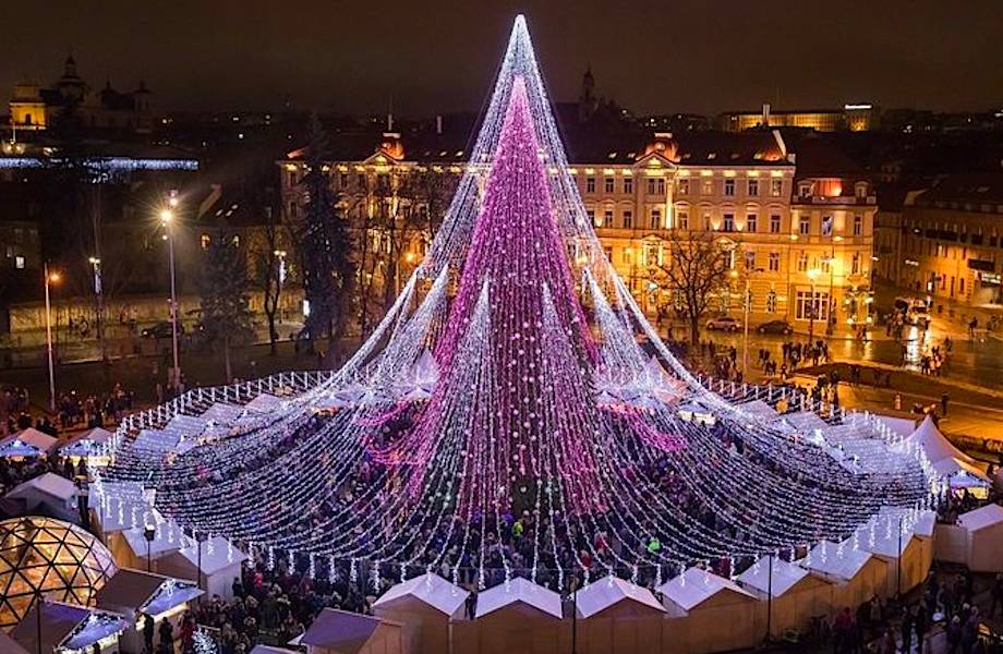 Великолепная рождественская елка в Вильнюсе украшена 70 000 лампочек и 900 игрушками