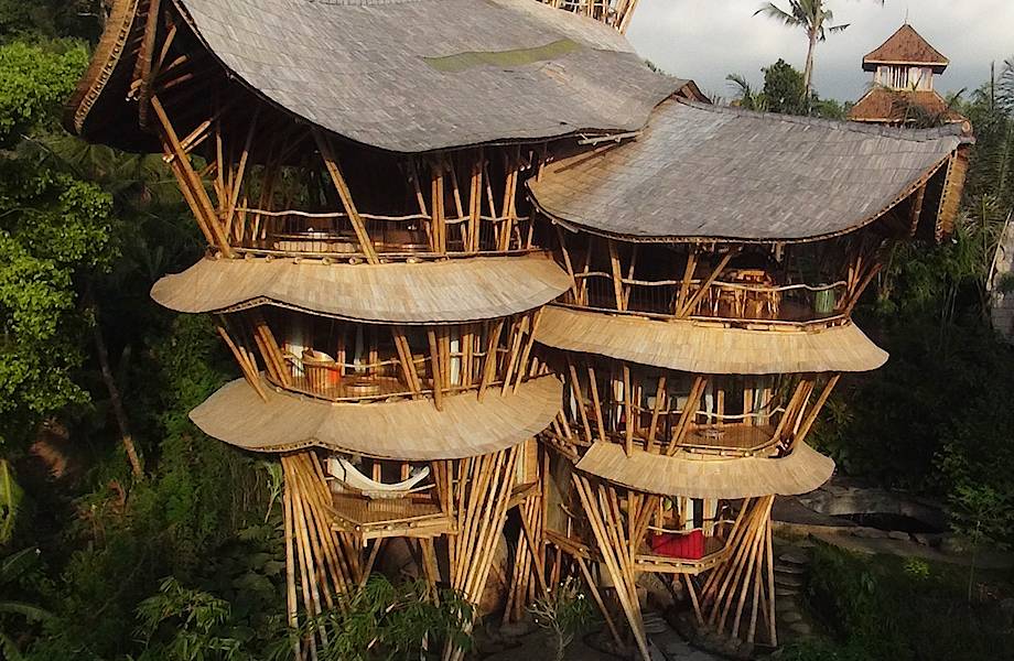 Американка бросила работу, переехала на Бали и строит потрясающие дома из бамбука