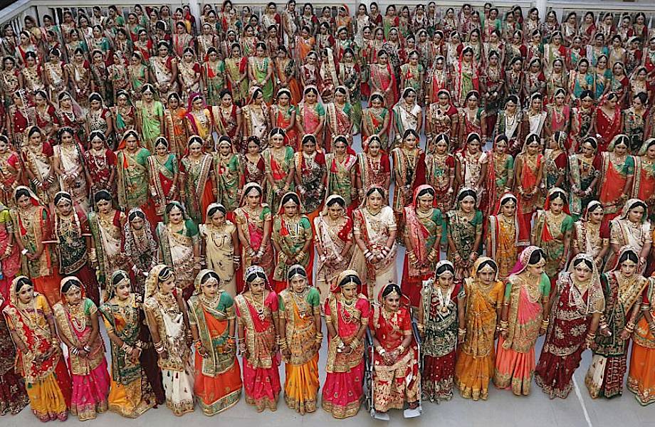 В Индии устроили свадьбу сразу для 250 неимущих пар