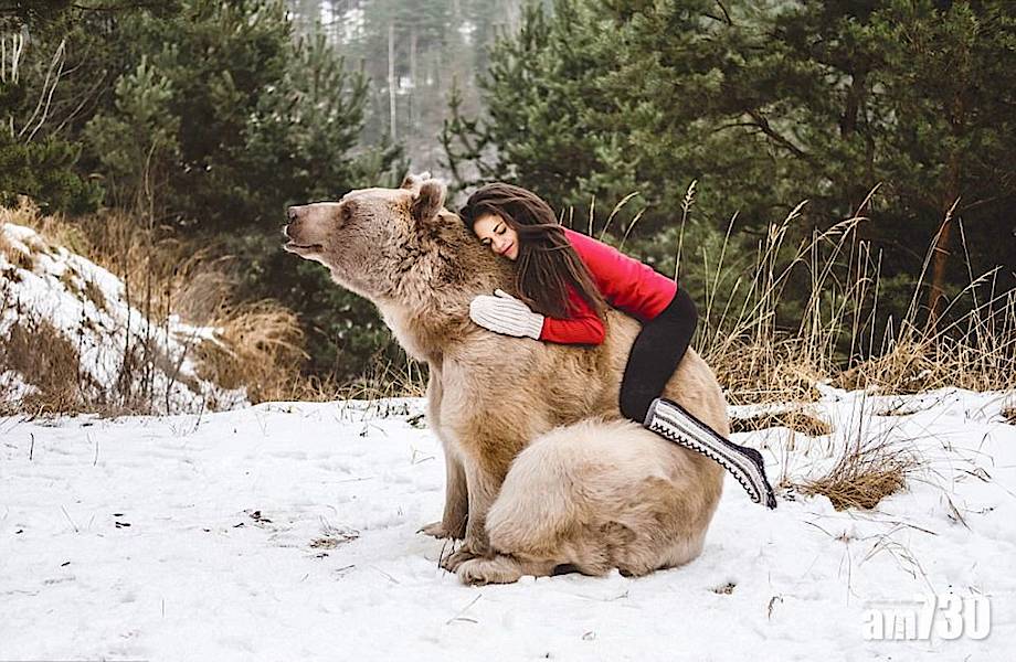 Австрийская гимнастка устроила фотосессию с бурым медведем 