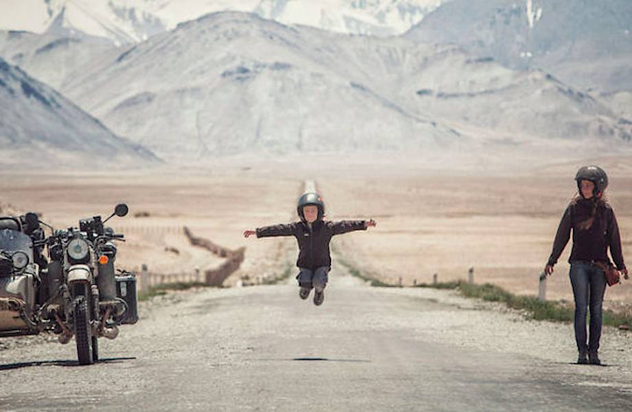 Румынская семья с ребенком 6 лет проехала 26000 км в Монголию на мотоцикле с коляской