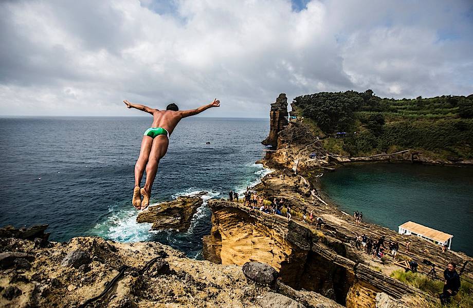 Экстремальные развлечения: с какой максимально безопасной высоты можно прыгать в воду