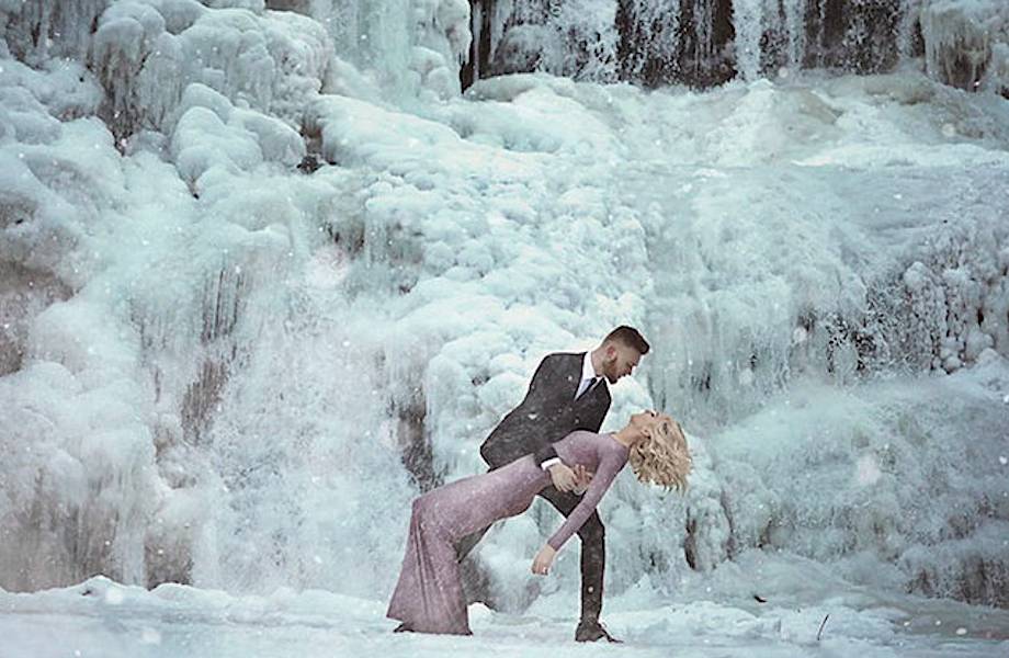 В США пара не побоялась мороза и сделала фантастические фото возле водопада