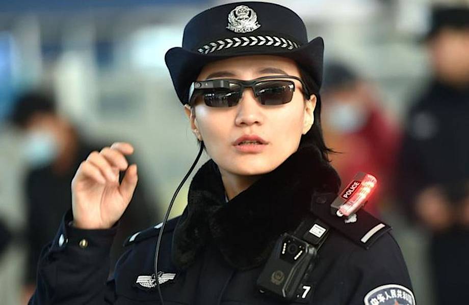 Китайских полицейских снабдили очками, которые распознают лица прохожих