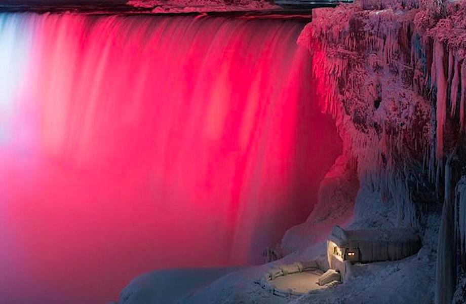 Как выглядит замерзший Ниагарский водопад ночью, освещенный красочными огнями 