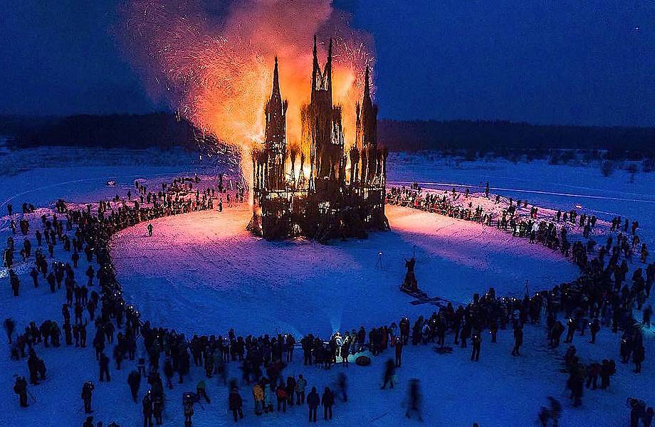 В Калужской области на Масленицу сожгли готический «храм» из веток