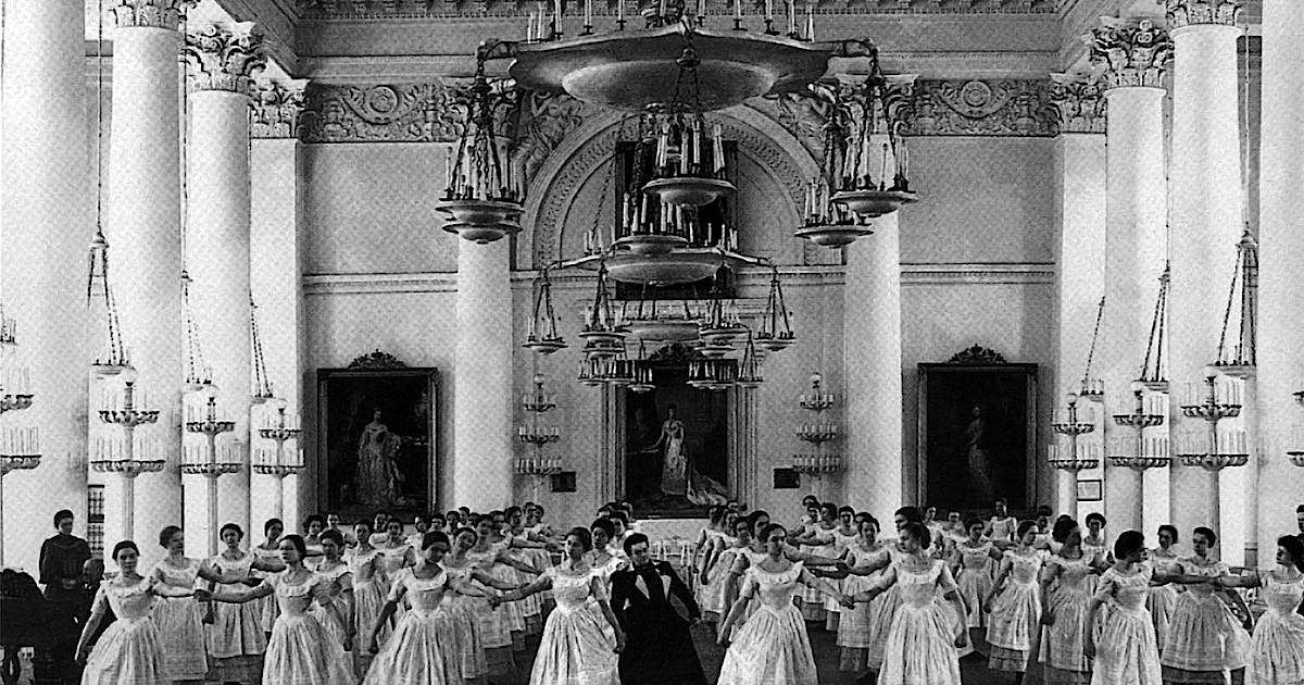 Смольный институт благородных девиц был. Смольный институт благородных девиц 1917. 1764г. Смольный институт благородных девиц 19 век. Смольный институт благородных девиц в санкт-петербурге.