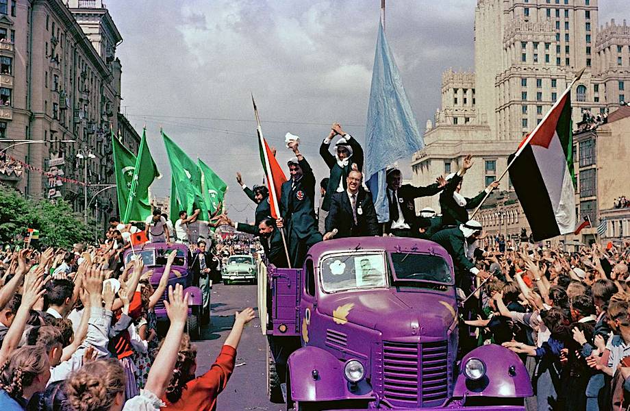 Хрущевская оттепель на деле: 34 000 иностранцев на фестивале в Москве в 1957 году