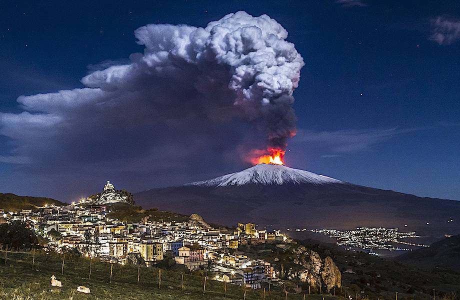 Этна: грозный вулкан, который остановился перед процессией верующих сицилийцев