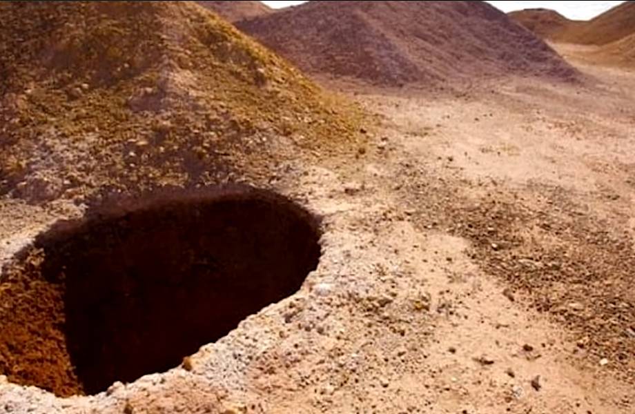 Видео: Нора в пустыне, являющаяся входом в подземный город, где более 1000 жителей