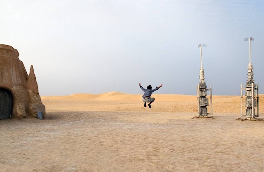 Забытые в пустыне: заброшенные реквизиты «Звездных войн» в Тунисе