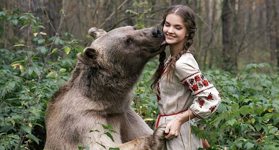 Фото дня: Маша и медведь