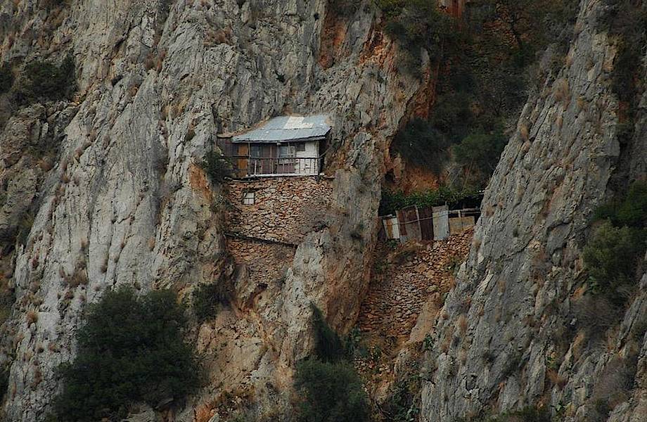 Как живут отшельники древнейшей монашеской общины на горе Афоне