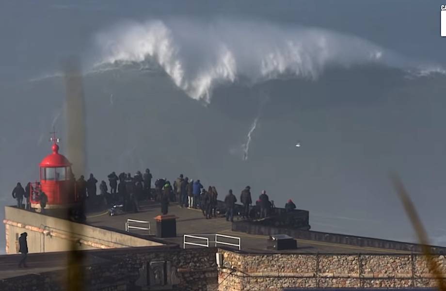 Захватывающее видео, как бесстрашный серфер покоряет гигантскую 30-метровую волну