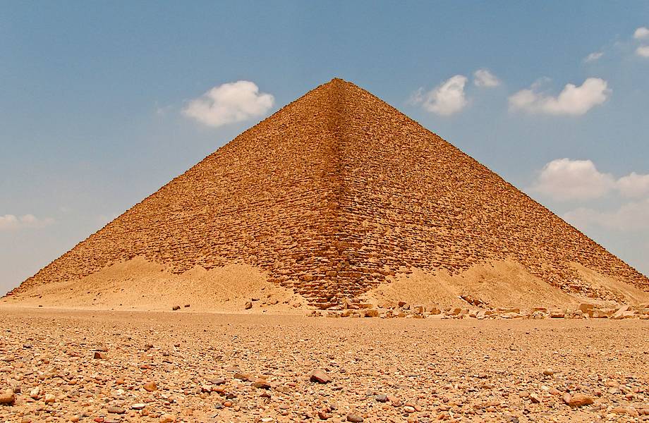 «Розовая» пирамида — первая настоящая пирамида Египта