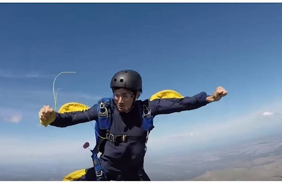 Видео: Неопытный парашютист во время прыжка случайно отцепил основной парашют