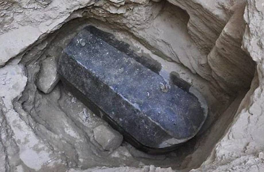 Археологи обнаружили в Египте таинственный огромный черный гроб