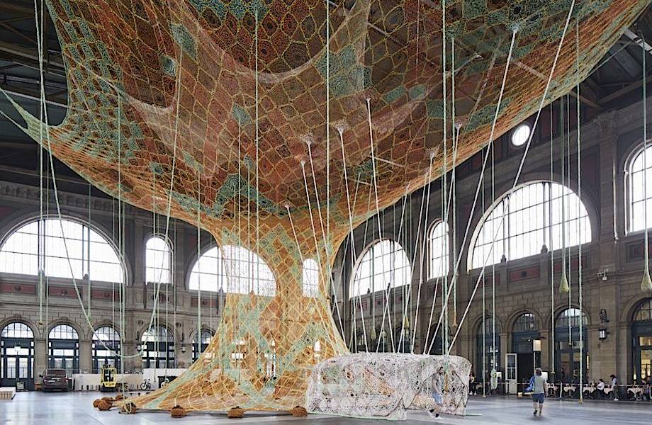 Обвязал крючком: художник связал гигантское дерево на вокзале Цюриха
