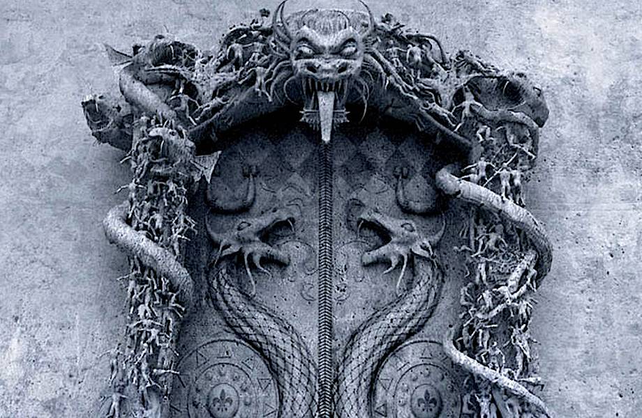 Дверь, которую запрещено открывать: какую тайну охраняют кобры на двери храма Вишну