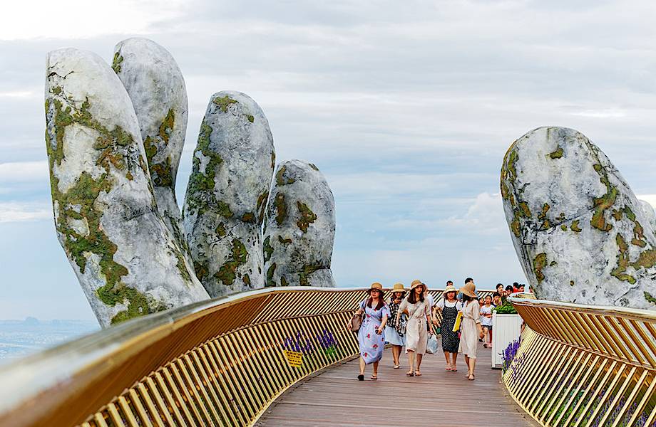 Видео: Золотой мост в «руках бога», открывшийся во Вьетнаме, стал туристическим хитом