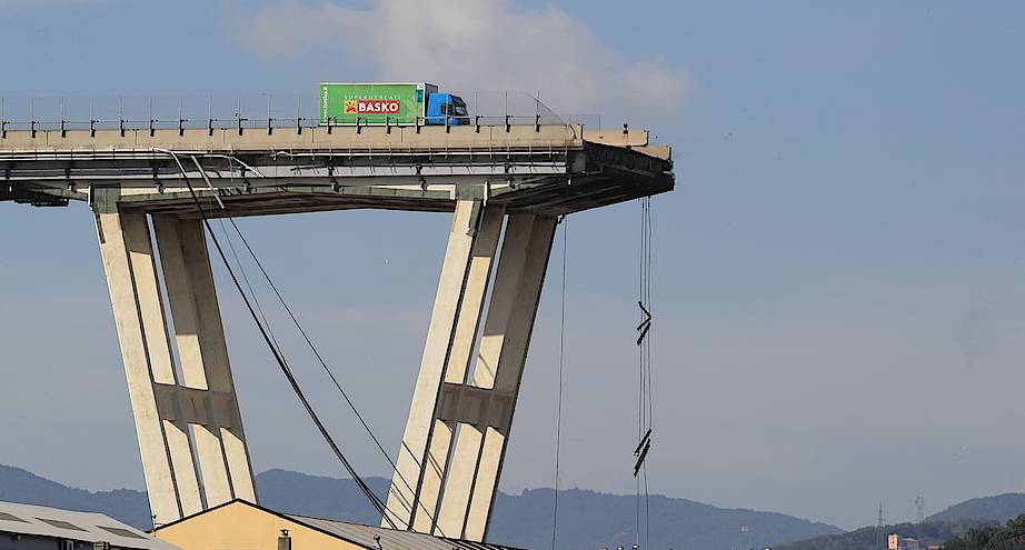 Фото дня: в Италии обрушился автомобильный мост