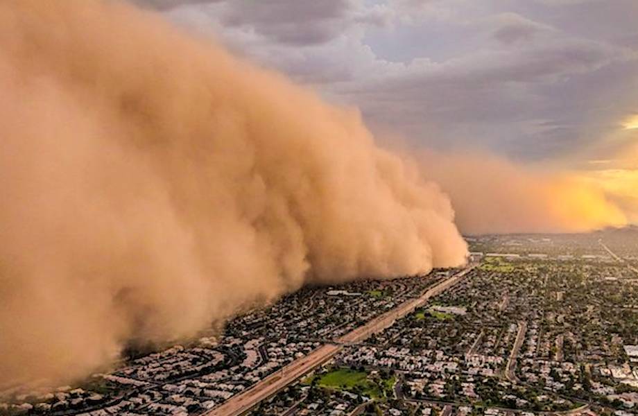 Ошеломительные фото массивной песчаной бури, снятые с вертолета 