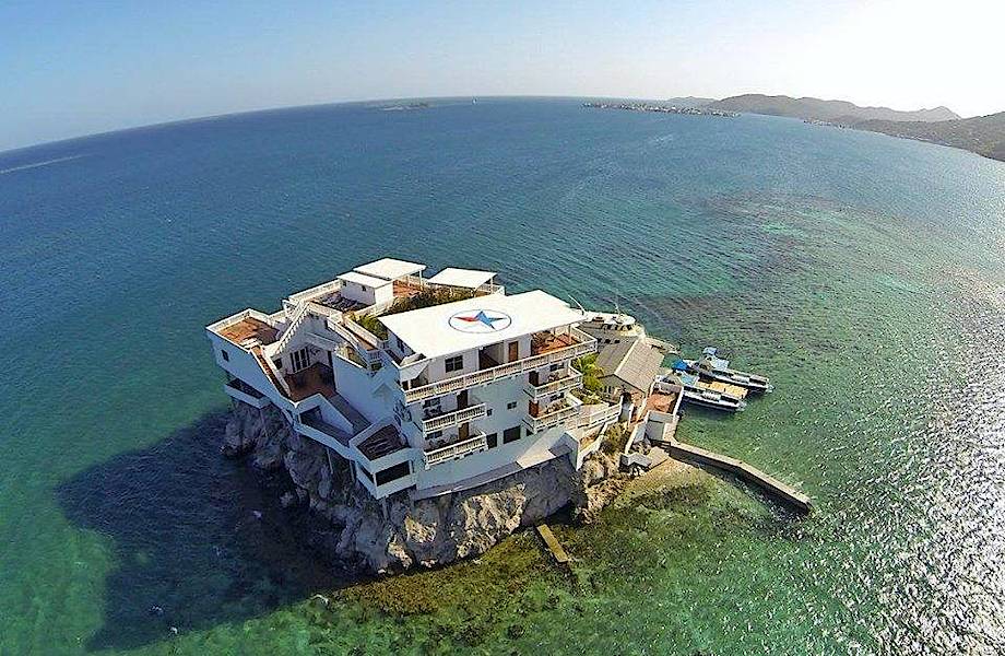 Райский отель, построенный на скале посреди моря
